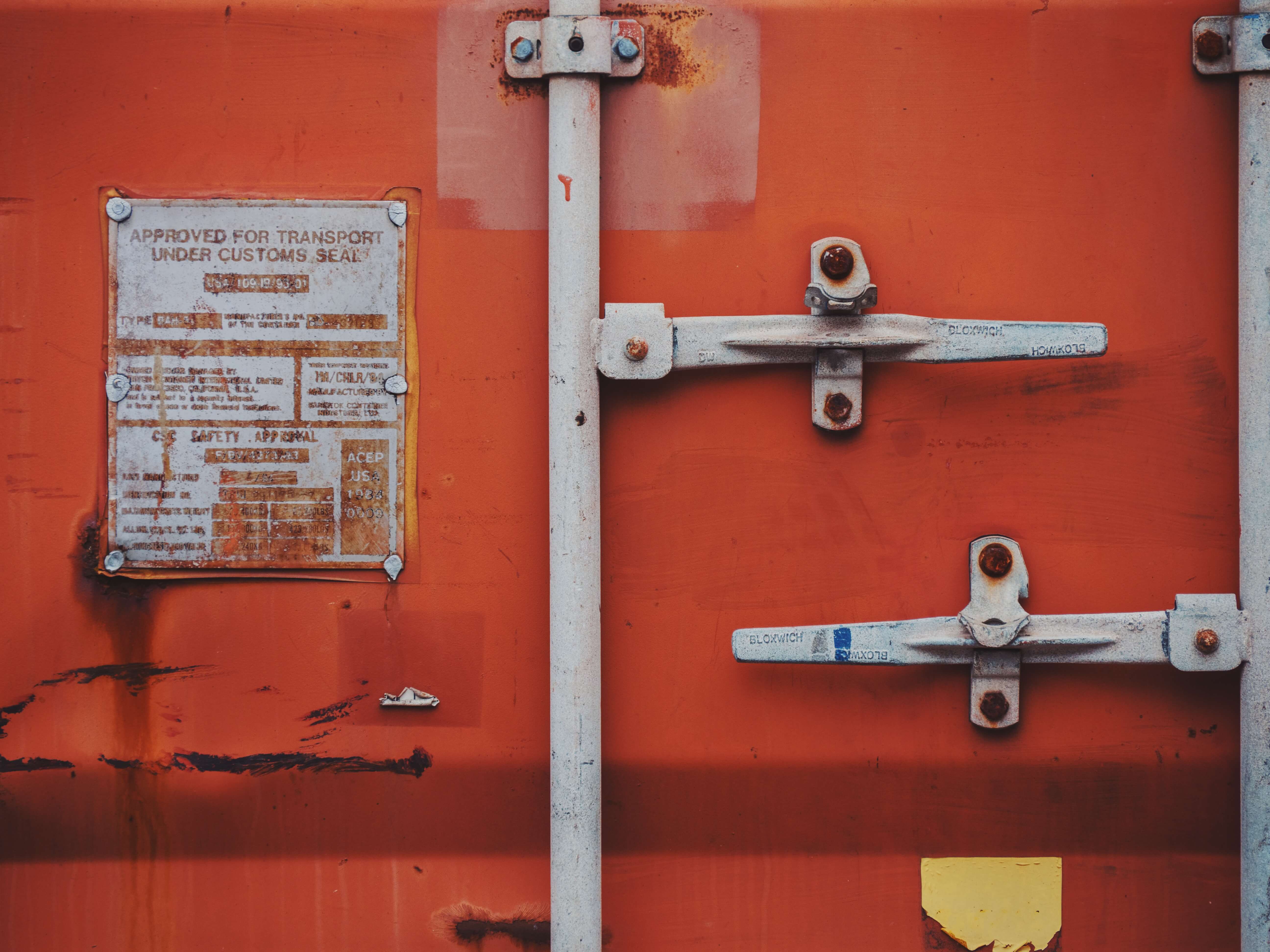 Who is a container surveyor? Guide to survey report [+checklist]
